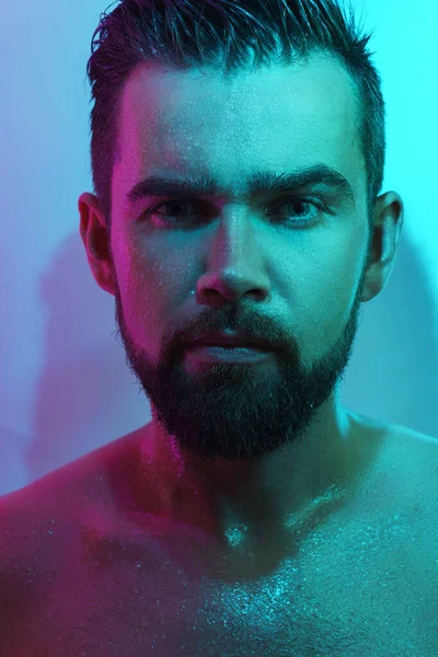 Porträt Eines Hübschen Jungen Mannes Mit Nasser Haut Neonlicht — Stockfoto