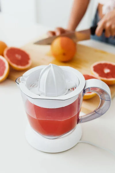 Închiderea Storcătorului Citrice Plin Suc Grapefruit Proaspăt Masa Albă Bucătărie — Fotografie, imagine de stoc