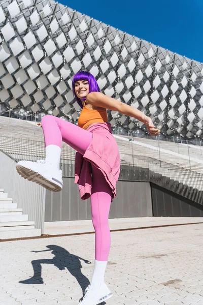 Mulher Dançarina Ativa Despreocupada Vestindo Roupas Esportivas Coloridas Divertindo Rua — Fotografia de Stock