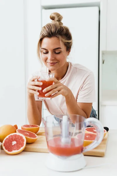 Mujer Joven Bebiendo Zumo Pomelo Casero Recién Exprimido Cocina Blanca — Foto de Stock