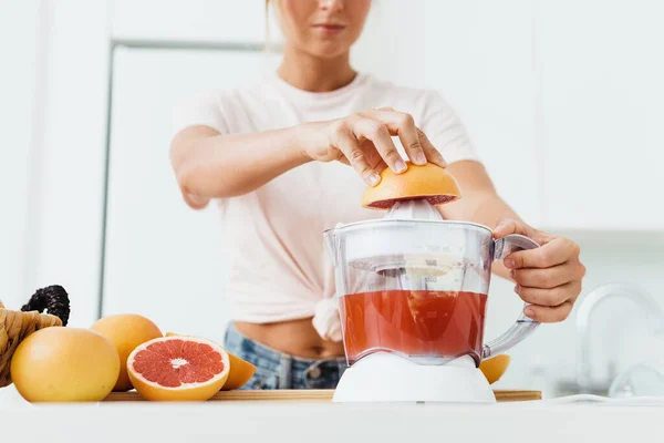 Closeup Female Hands Citrus Juicer Fresh Grapefruit Juice Preparation — Stock Photo, Image