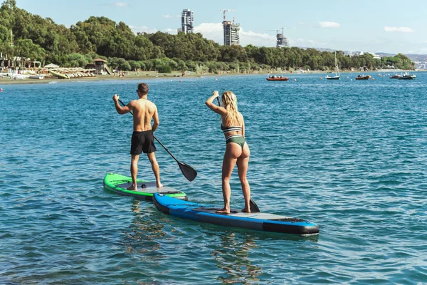 Casal Jovens Surfistas Masculinos Femininos Estão Montando Pranchas Apoio Juntos — Fotografia de Stock