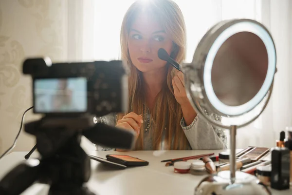 Blogger Belleza Joven Aplicando Polvo Rubor Cara Durante Grabación Video — Foto de Stock