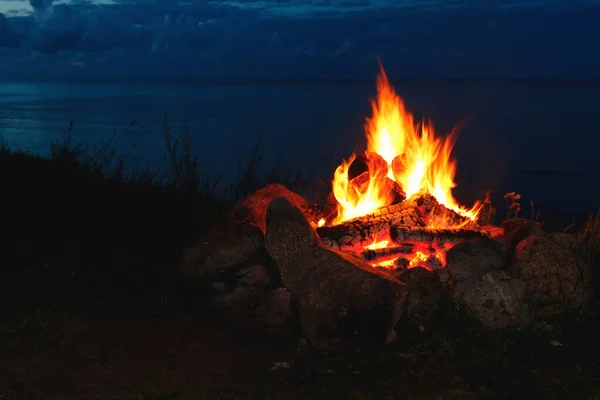 Primer Plano Una Fogata Brillantemente Ardiendo Por Noche Campamento Aire — Foto de Stock
