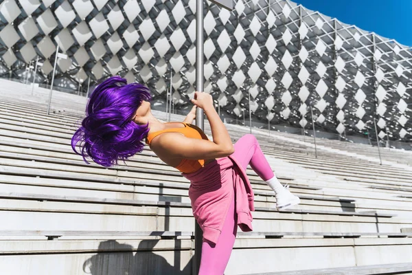 Ballerina Spensierata Che Indossa Abbigliamento Sportivo Colorato Divertendosi Sul Palo — Foto Stock