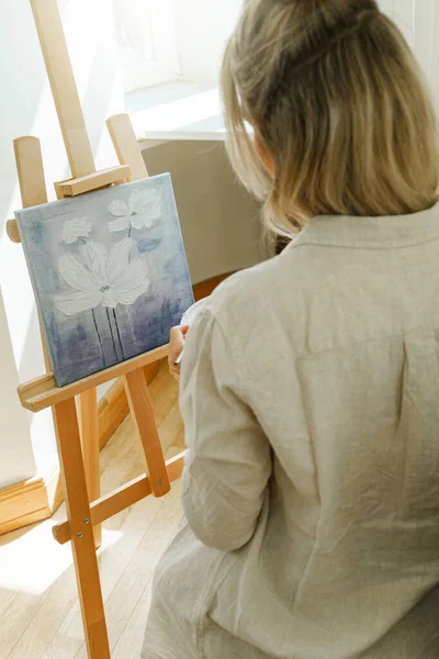 家庭画室画架上画布上的年轻女画家 — 图库照片