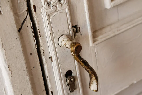 白いドアの古いみすぼらしいドアハンドルの閉鎖 — ストック写真