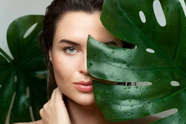 Porträtt Vacker Ung Kvinna Med Slät Hud Håller Tropiska Löv — Stockfoto
