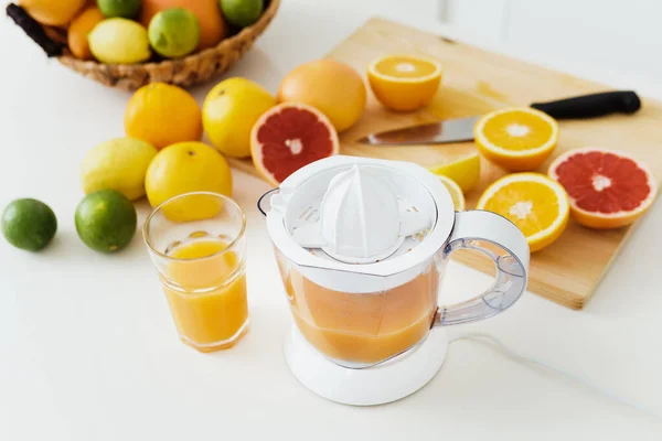 Glass Orange Juice Citrus Juicer Various Citrus Fruits White Kitchen — Stock Photo, Image