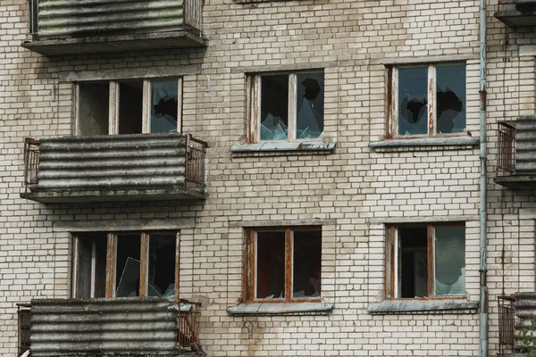 Exterior Edificio Apartamentos Abandonado Con Ventanas Rotas Pueblo Fantasma Europeo —  Fotos de Stock
