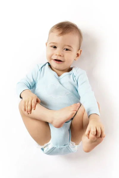 Roztomilý Malý Chlapec Romper Leží Zádech Usmívá Bílém Pozadí — Stock fotografie