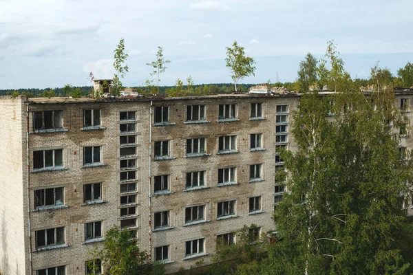 荒廃したヨーロッパのゴーストタウンに壊れた窓のある放棄されたアパートの外観 — ストック写真