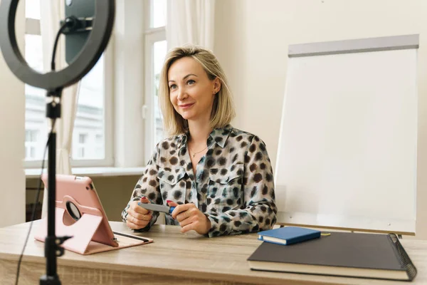 Young Woman Blogger Coach Online Broadcast Home Small Office — Stock Photo, Image