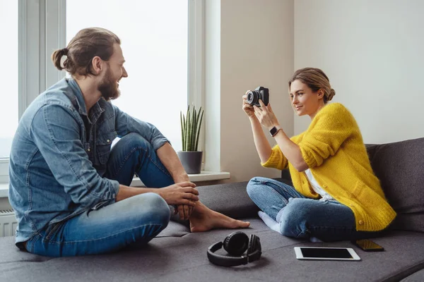 Jovem Fotógrafa Tirar Fotos Seu Namorado Casa — Fotografia de Stock