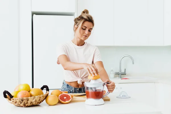 Jonge Vrouw Met Veel Citrusvruchten Tijdens Verse Grapefruitsap Bereiding Thuis — Stockfoto