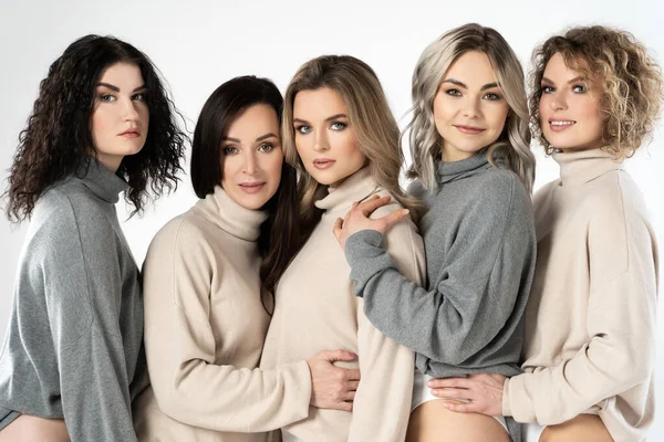 Gruppe Verschiedener Frauen Rollkragenpullovern Auf Grauem Hintergrund Vielfalt Freundschaft Und — Stockfoto