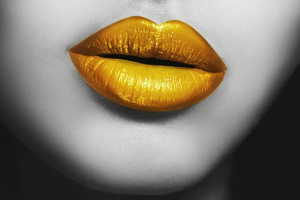 Zbliżenie Pięknych Ust Kobiety Złotą Szminką — Zdjęcie stockowe