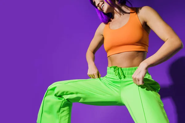 Beztroska Aktywna Tancerka Nosząca Kolorowy Strój Sportowy Bawiąca Się Fioletowym — Zdjęcie stockowe