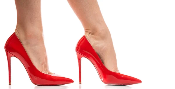 Крупним Планом Жіночі Ноги Червоними Туфлями Підборах Білому Тлі — стокове фото