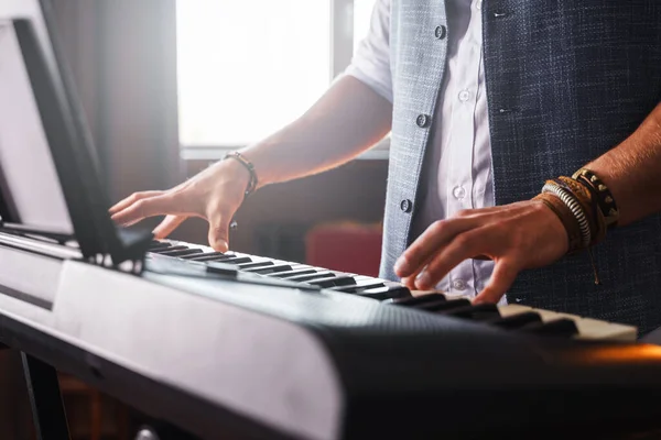 Jovem Colete Está Tocando Piano Com Duas Mãos Estúdio Música — Fotografia de Stock