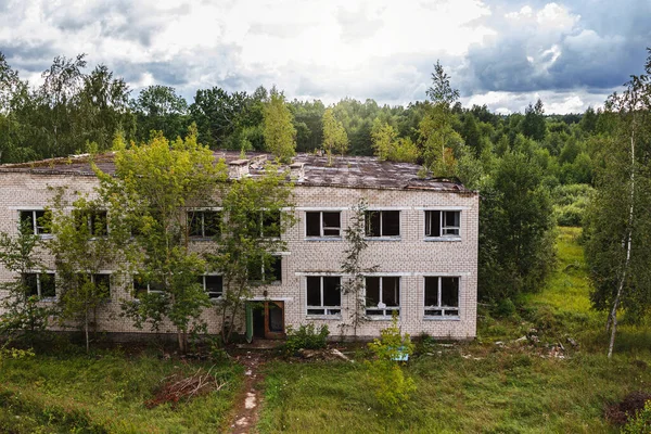 Exterior Edificio Apartamentos Abandonado Con Ventanas Rotas Pueblo Fantasma Europeo — Foto de Stock