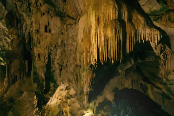 Natürliche Dunkle Und Beängstigende Unterirdische Höhle Mit Seltsam Geformten Steinstalaktiten — Stockfoto