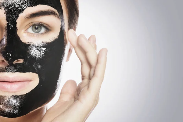 Ung Kvinna Med Djup Rengöring Svart Mask Ansiktet — Stockfoto