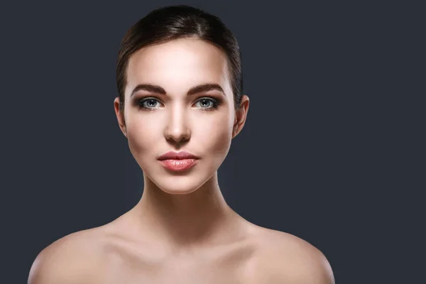 Retrato Hermosa Mujer Joven Con Maquillaje Natural Piel Lisa —  Fotos de Stock