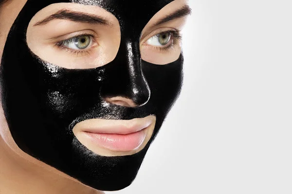 Jonge Vrouw Met Diep Reinigende Zwart Masker Haar Gezicht — Stockfoto