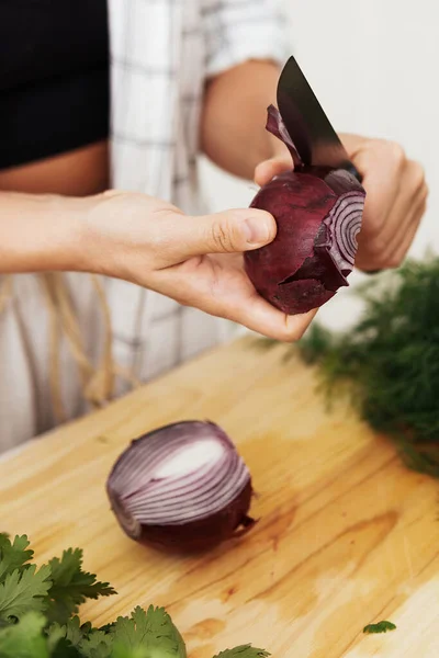 Nahaufnahme Weiblicher Hände Mit Messer Das Beim Kochen Rote Zwiebeln — Stockfoto