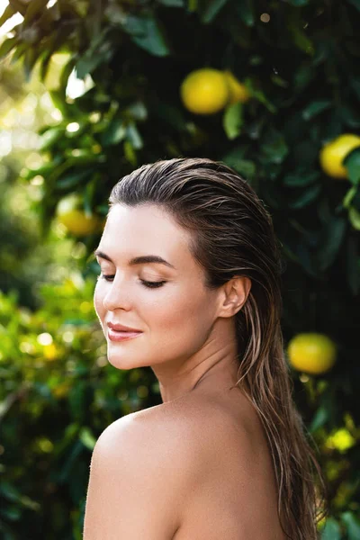 Outdoor Portrait Beautiful Woman Smooth Skin Lemon Trees — Stock Photo, Image