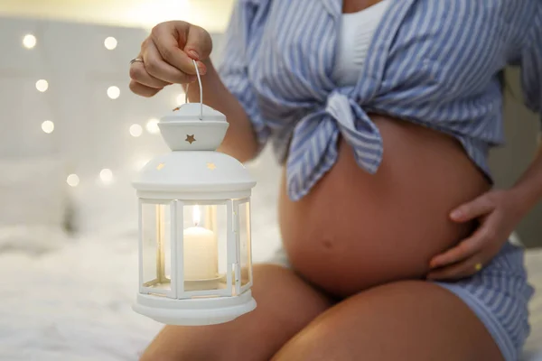 Mladá Smyslná Těhotná Žena Svíčkovou Lucernou Její Útulné Ložnici — Stock fotografie