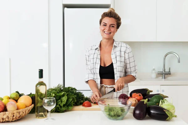 Jonge Vrolijke Vrouw Koken Gezonde Vegetarische Schotel Thuis Witte Keuken — Stockfoto
