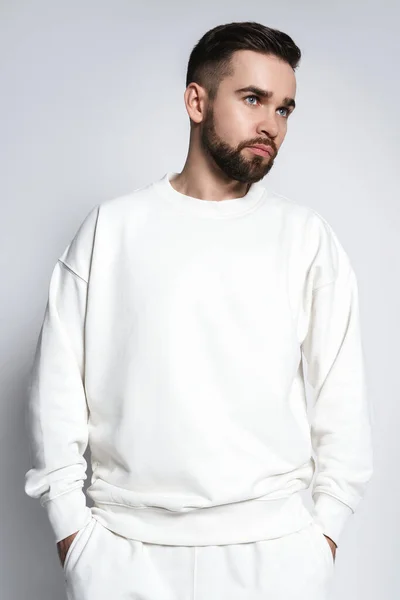 Schöner Mann Mit Weißem Sweatshirt Vor Grauem Hintergrund — Stockfoto