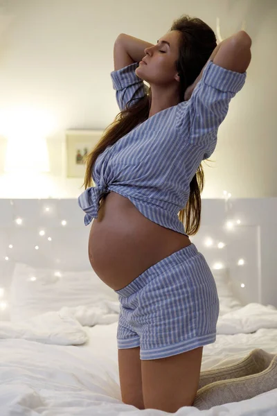 Mladá Smyslná Těhotná Žena Posteli Svém Útulném Bytě — Stock fotografie