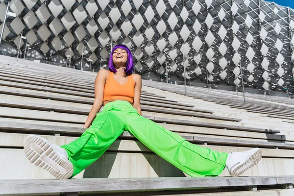 Mulher Despreocupada Feliz Vestindo Roupas Esportivas Coloridas Rua Durante Dia — Fotografia de Stock