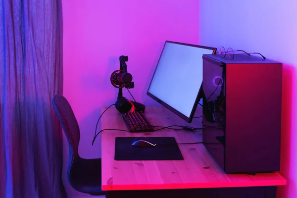霓虹灯下的现代游戏个人电脑和超宽监视器 — 图库照片