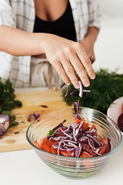 Close Mãos Femininas Cozinhar Salada Vegetariana Adicionando Cebola Vermelha Ele — Fotografia de Stock