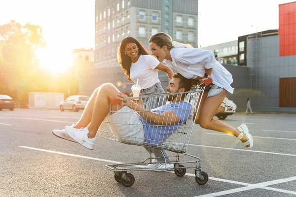 Трое Друзей Веселятся Катаются Тележке Парковке Возле Супермаркета Летний Вечер — стоковое фото