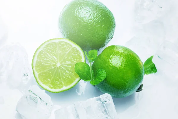Closeup Fresh Lime Fruits Mint Ice Cubes — Stock Photo, Image