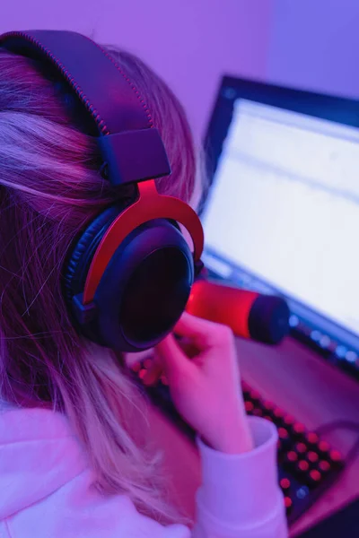 Jonge Vrouw Gamer Met Behulp Van Koptelefoon Personal Computer Kamer — Stockfoto