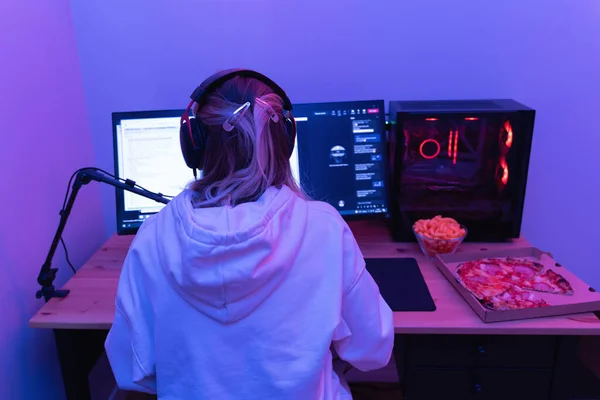 Jonge Vrouw Gamer Software Ontwikkelaar Zit Aan Moderne Personal Computer — Stockfoto