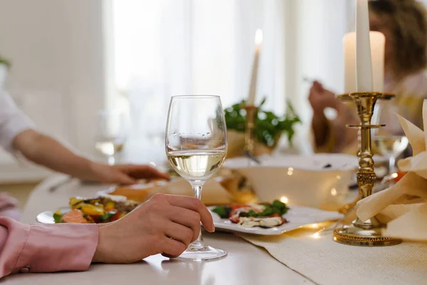 Şenlik Masasında Elinde Bir Bardak Beyaz Şarap Tutan Bir Kadının — Stok fotoğraf