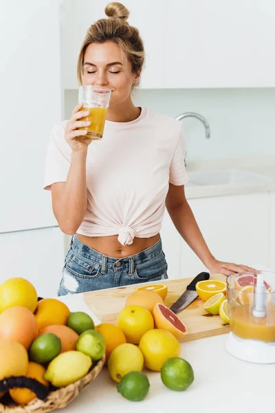 Young Woman Drinking Freshly Squeezed Homemade Orange Juice White Kitchen — Stock Photo, Image