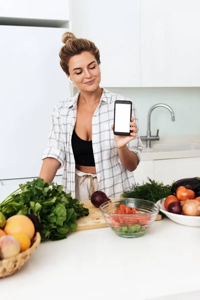 Young Pretty Woman Holding Smartphone Blank Screen Your Design Cooking — Stock Photo, Image