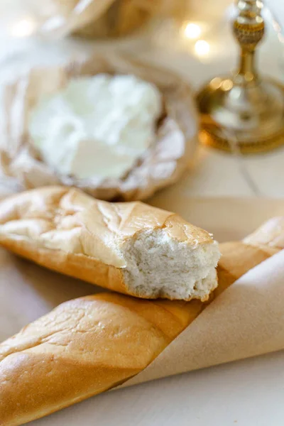 Φρέσκια Γαλλική Μπαγκέτα Και Τυρί Κρέμα Στο Τραπέζι — Φωτογραφία Αρχείου