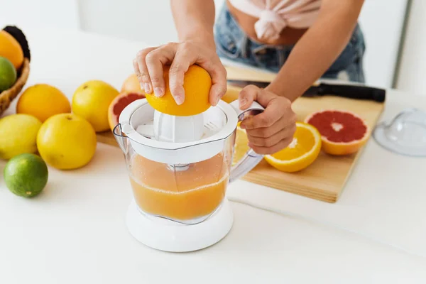 Fechar Mãos Femininas Espremedor Frutas Cítricas Durante Preparação Suco Laranja — Fotografia de Stock