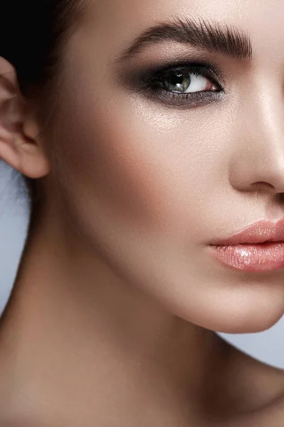 Retrato Mulher Bonita Com Maquiagem Moderna Sobrancelha Sabão — Fotografia de Stock