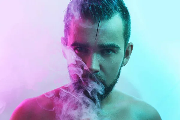 Portrét Pohledného Mladého Muže Vlhkou Pletí Ultrafialovém Světle Kouřící Pás — Stock fotografie