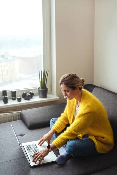 Young Woman Wearing Yellow Cardigan Sitting Sofa Using Laptop Computer — Stock Photo, Image